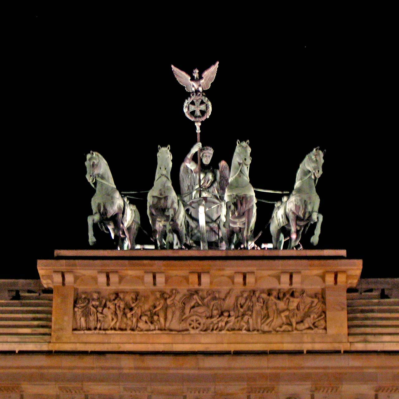 restored quadriga atop Brandenburg Gate ►pale-verdigris gateway build-up (“horses'-herma”) in gloomy night◄