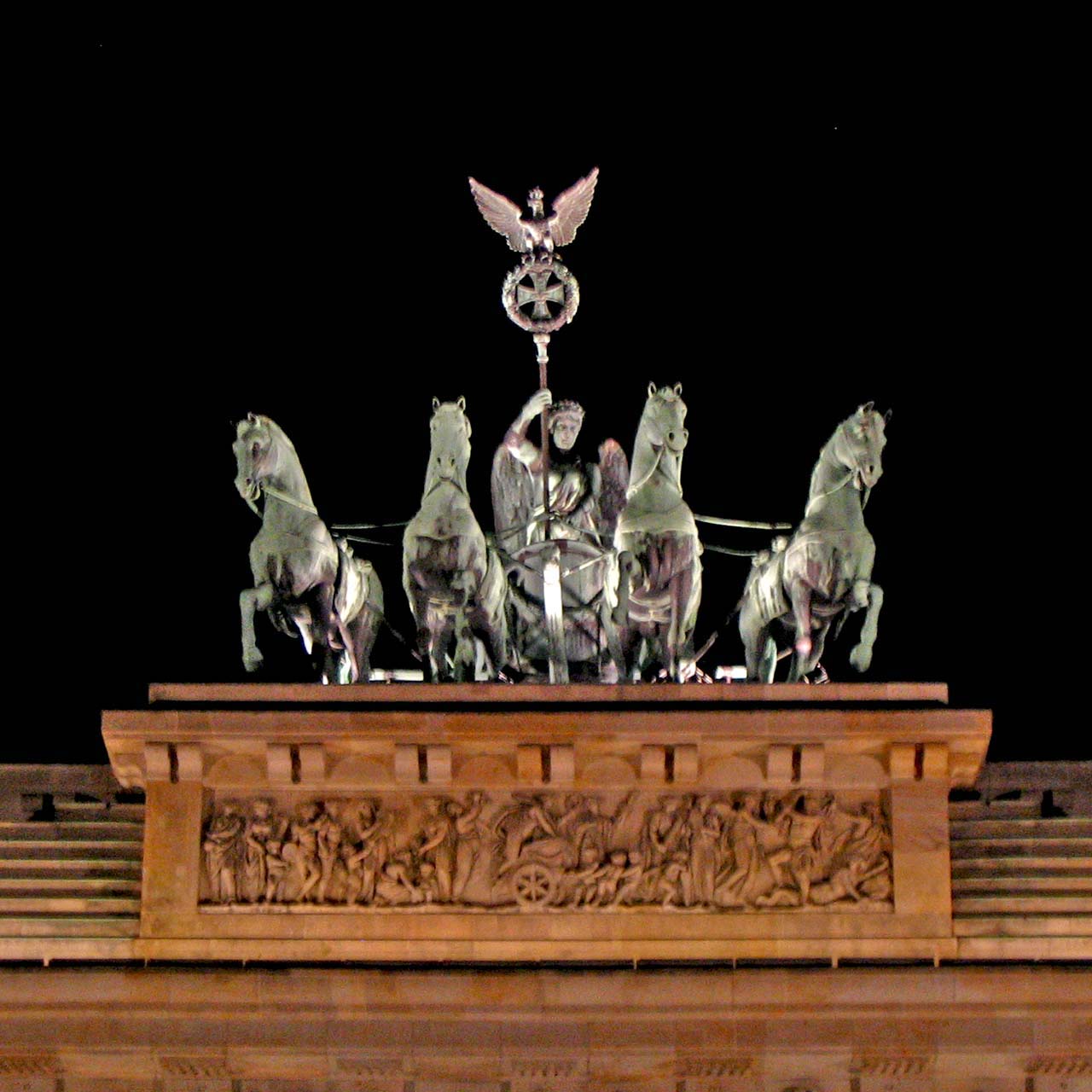 restored quadriga atop Brandenburg Gate ►pale-verdigris gateway build-up (“horses'-herma”) in gloomy night◄ by quapan / CC BY 2.0 restored quadriga atop Brandenburg Gate ►pale-verdigris gateway build-up (“horses'-herma”) in gloomy night◄