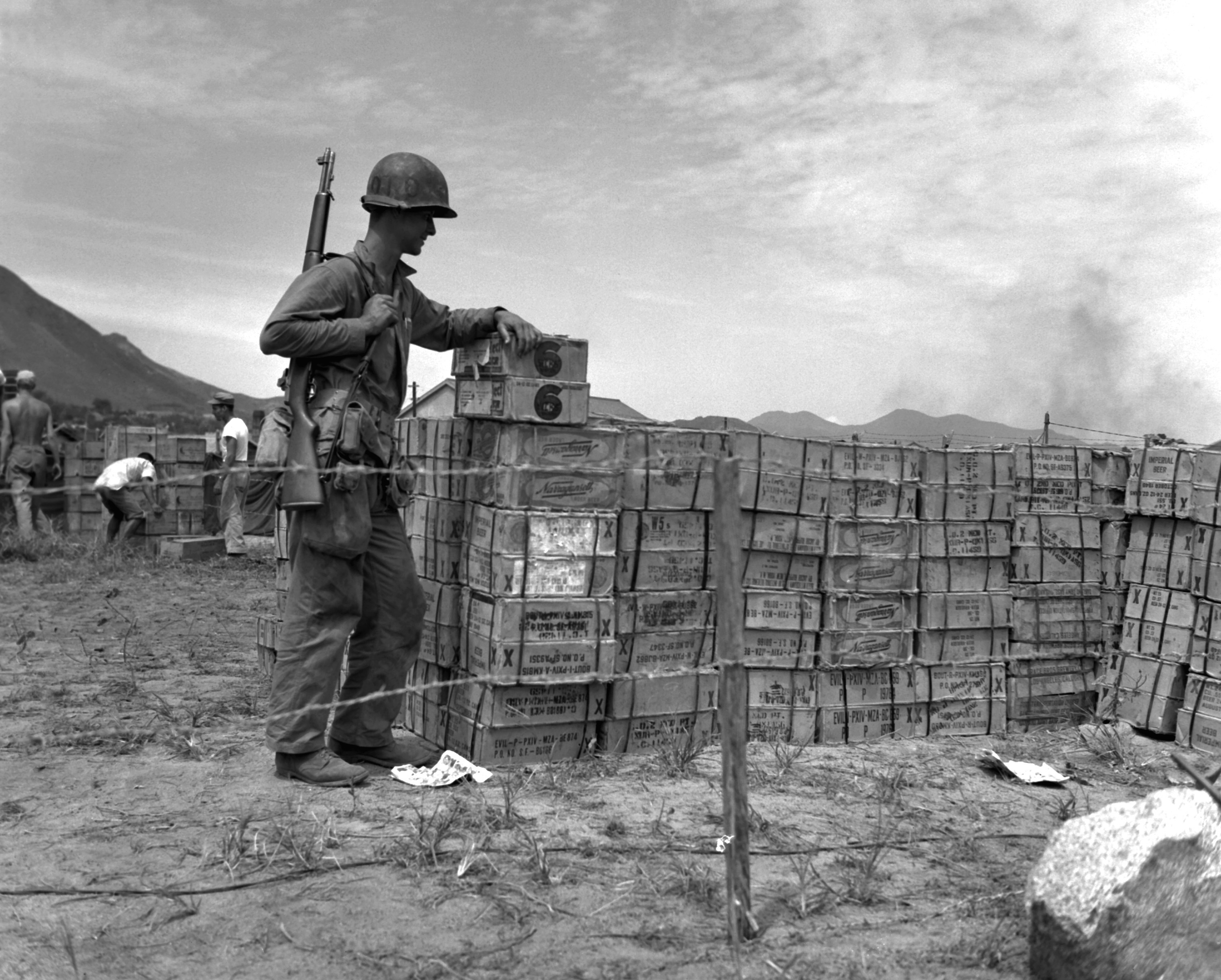 Korean War - 127-GK-234B-A1504 Marines by U.S. Army Korea (Historical Image Archive) / CC BY-NC-ND 2.0 Korean War - 127-GK-234B-A1504 Marines