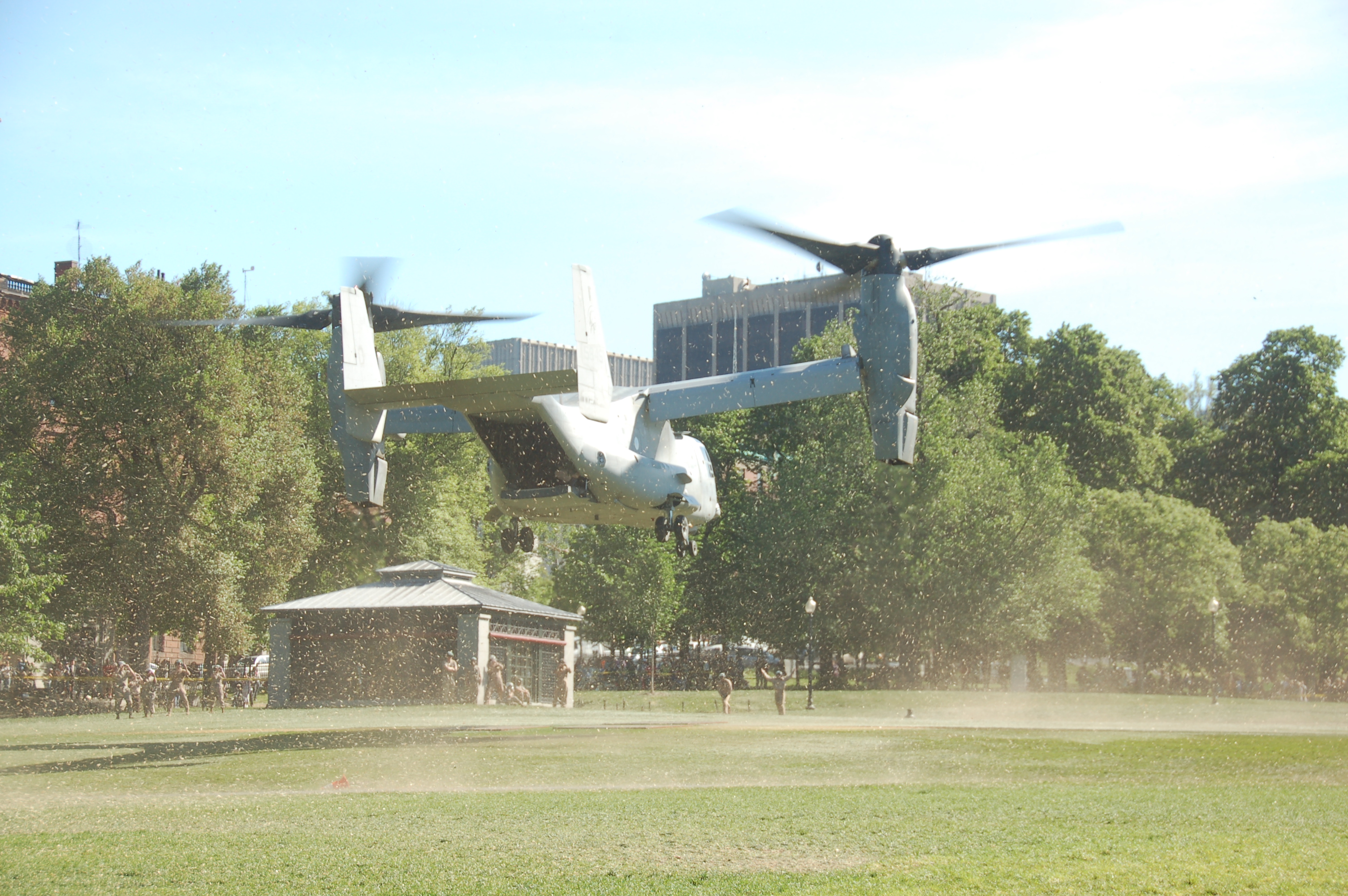 Marine Week Boston, 2010: Bell-Boeing MV-22B Osprey tilt-rotor aircraft taking off from Boston Common by Chris Devers / CC BY-NC-ND 2.0 Marine Week Boston, 2010: Bell-Boeing MV-22B Osprey tilt-rotor aircraft taking off from Boston Common