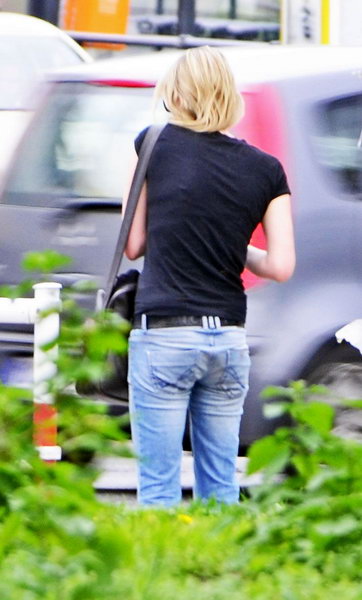 Blonde Candid Jeanie ... Betwixt DoF & motion blur telezoomed ... By quapan / CC BY 2.0 Blonde Candid Jeanie ... Betwixt DoF & motion blur telezoomed ...