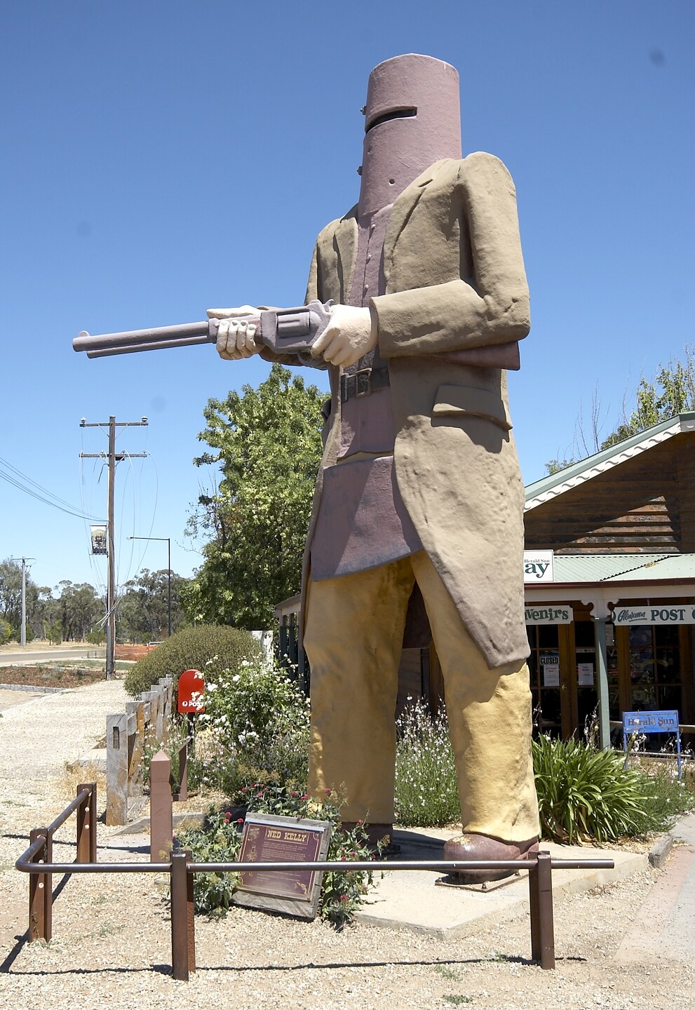 Ned Kelly by yewenyi / CC BY-NC 2.0 Ned Kelly