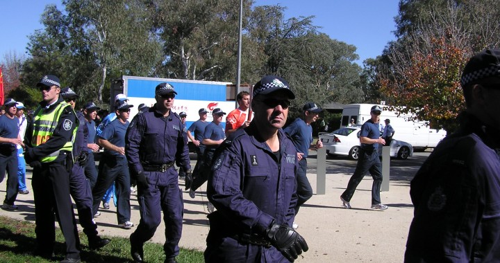 Australian_Federal_Police_with_Ian_Thorpe