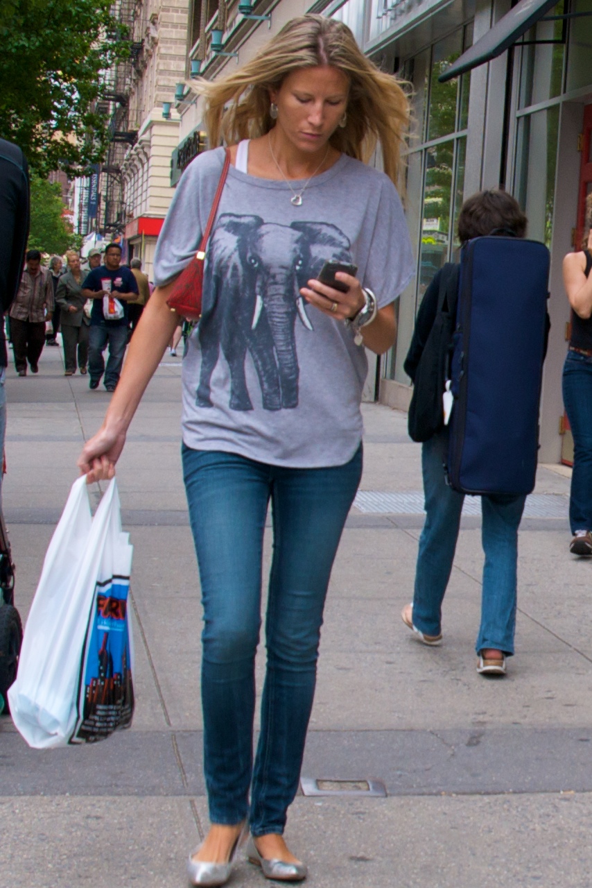 We *really* don't pay attention to crazy old guys with a camera when we're concentrating on our cellphone messages by Ed Yourdon / CC BY-NC-SA 2.0 We *really* don't pay attention to crazy old guys with a camera when we're concentrating on our cellphone messages