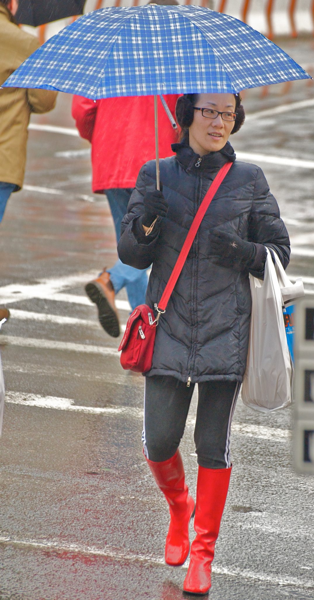 Hmmmm ... You're right: this outfit would be much better coordinated if I had a red umbrella. By Ed Yourdon / CC BY-NC-SA 2.0 Hmmmm ... You're right: this outfit would be much better coordinated if I had a red umbrella.