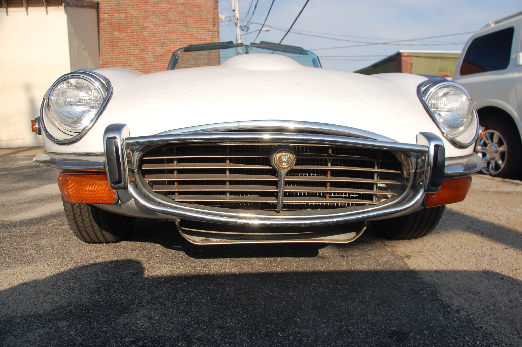 Smiling Jaguar E-Type V12